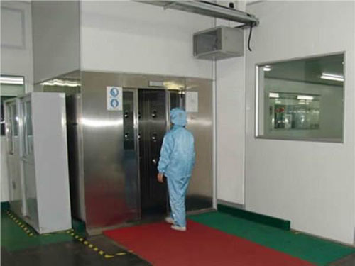 風(fēng)淋室是人員進入潔凈室無塵車間所必備的凈化設(shè)備 風(fēng)淋室是人員進入潔凈室無塵車間所必備的凈化設(shè)備
