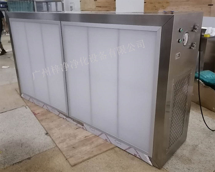 潔凈層流罩它主要由箱體、風機、初效空氣過濾器、高效空氣過濾器、阻尼層、燈具等組成。