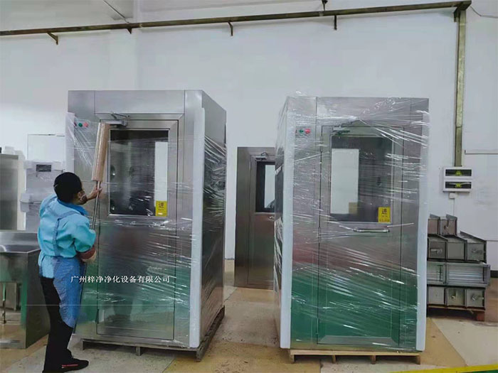 風淋室作為一種重要的潔凈室設(shè)備在運輸前,應對風淋室進行徹底的清潔和檢查,確保無損壞。 風淋室作為一種重要的潔凈室設(shè)備在運輸前,應對風淋室進行徹底的清潔和檢查,確保無損壞。