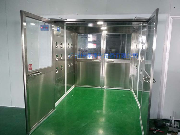 貨淋室主要用于物料表面的除塵,常用于生產(chǎn)線(xiàn)或倉(cāng)庫(kù)的出口處。 貨淋室主要用于物料表面的除塵,常用于生產(chǎn)線(xiàn)或倉(cāng)庫(kù)的出口處。