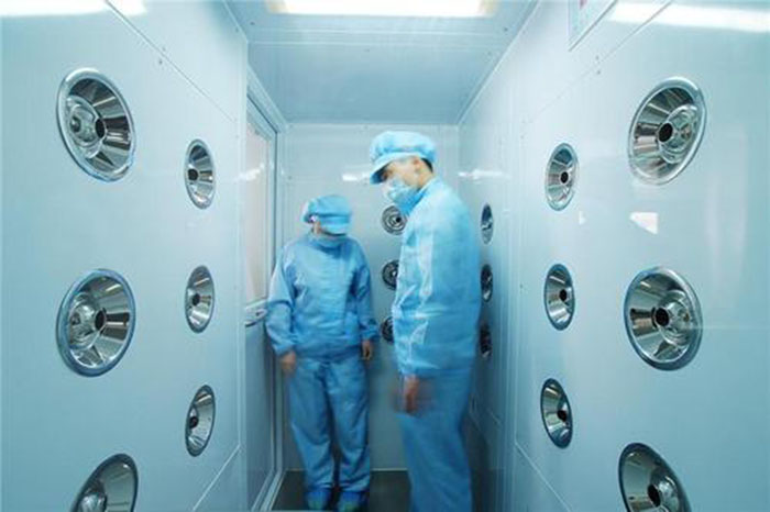 啟動風(fēng)淋室按下啟動按鈕,風(fēng)淋室開始工作,風(fēng)機(jī)啟動,過濾器開始過濾空氣。 啟動風(fēng)淋室按下啟動按鈕,風(fēng)淋室開始工作,風(fēng)機(jī)啟動,過濾器開始過濾空氣。