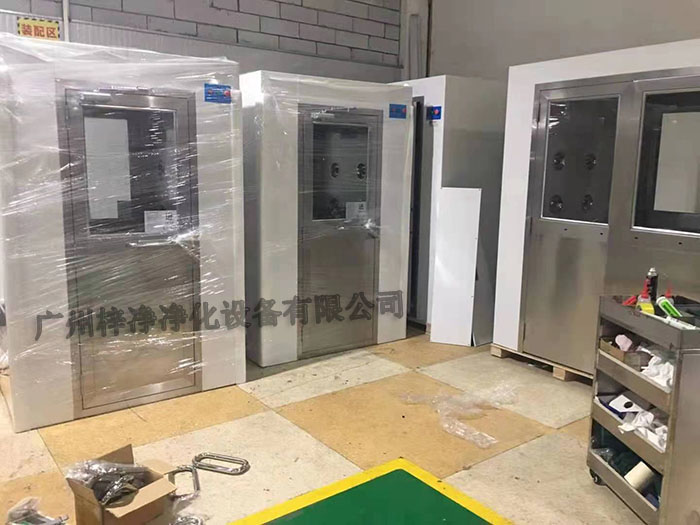 風(fēng)淋室的性能無(wú)疑是衡量整個(gè)凈化系統(tǒng)效果的關(guān)鍵因素 風(fēng)淋室的性能無(wú)疑是衡量整個(gè)凈化系統(tǒng)效果的關(guān)鍵因素