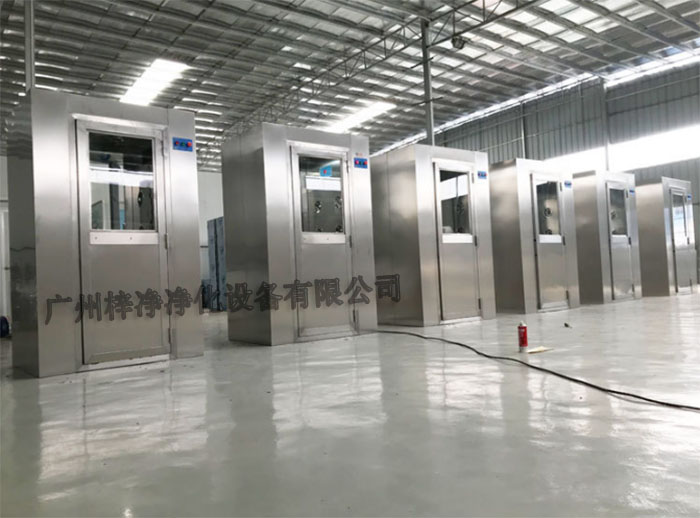 風(fēng)淋室內(nèi)部空氣的流動(dòng)均勻性對(duì)于確保潔凈室內(nèi)的氣流方向和速度分布至關(guān)重要。 風(fēng)淋室內(nèi)部空氣的流動(dòng)均勻性對(duì)于確保潔凈室內(nèi)的氣流方向和速度分布至關(guān)重要。