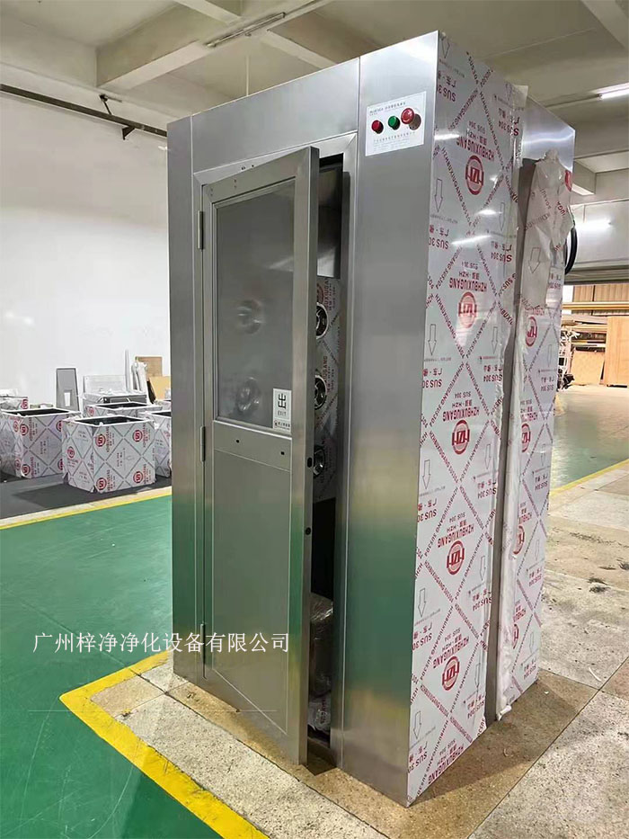 在潔凈車間的布局與設(shè)計(jì)過(guò)程中,風(fēng)淋室作為保障潔凈度的重要設(shè)備 在潔凈車間的布局與設(shè)計(jì)過(guò)程中,風(fēng)淋室作為保障潔凈度的重要設(shè)備