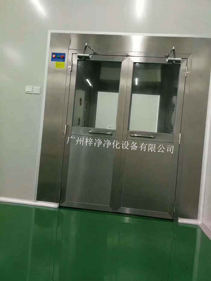 將風(fēng)淋室設(shè)置在主要入口,可以節(jié)約潔凈車間的空間,使布局更加合理。 將風(fēng)淋室設(shè)置在主要入口,可以節(jié)約潔凈車間的空間,使布局更加合理。