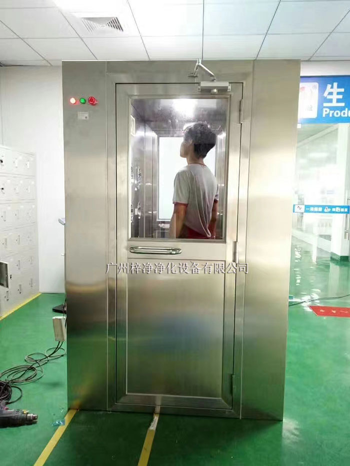 風淋室是一種用于潔凈室或無菌室入口的空氣凈化設備