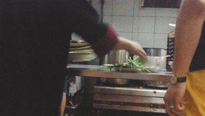 7月23日,漢麗軒烤肉超市昌平店,服務(wù)員將幾盤顧客剩菜(左手中疊在一起的是幾盤肉,其右手正整理韭菜)端回后廚,進(jìn)行整理后準(zhǔn)備再送往餐廳自助取餐區(qū)供顧客食用。